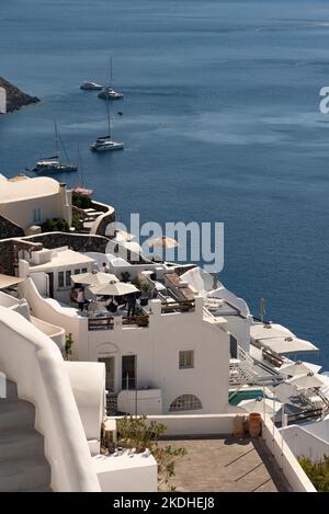 Oia, Santorini, Griechenland. 2022. Klippenunterkunft mit Blick auf das Ägäische Meer in Oia auf der Insel Santorini, Zimmer, Apartments, Vermietung, Griechenland. Stockfoto