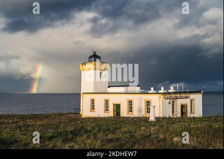 Das Bild zeigt den Duncansby Lighthouse in der Nähe von John O'Groats im äußersten Nordosten Schottlands mit Blick auf den Pentland Firth und die Nordsee Stockfoto