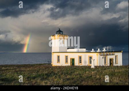 Das Bild zeigt den Duncansby Lighthouse in der Nähe von John O'Groats im äußersten Nordosten Schottlands mit Blick auf den Pentland Firth und die Nordsee Stockfoto