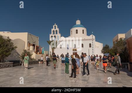 OIA, Santorini, Griechenland. 2022. Griechisch-orthodoxe Kirche, Chiesa de Panagra Akathistos Hymne mit blauer Kuppel und Glocken. Oia Santorini. Stockfoto