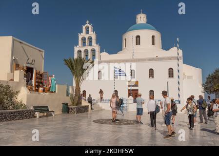 OIA, Santorini, Griechenland. 2022. Griechisch-orthodoxe Kirche, Chiesa de Panagra Akathistos Hymne mit blauer Kuppel und Glocken. Oia Santorini. Stockfoto