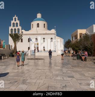 OIA, Santorini, Griechenland. 2022. Griechisch-orthodoxe Kirche, Chiesa de Panagra Akathistos Hymne mit blauer Kuppel und Glocken. Oia Santorini. Stockfoto