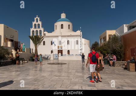 OIA, Santorini, Griechenland. 2022. Griechisch-orthodoxe Kirche, Chiesa de Panagra Akathistos Hymne mit blauer Kuppel und Glocken. Oia Santorini. Stockfoto