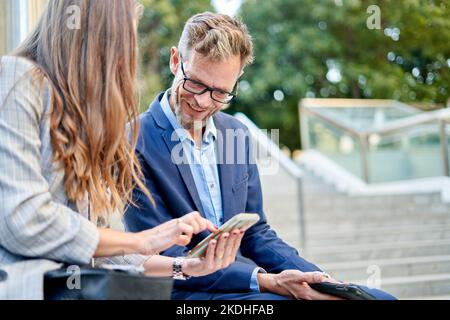 Teamarbeit bei einem Geschäftstreffen in einem modernen, offenen Raum Stockfoto