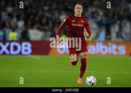 Roma's holländischer Verteidiger Rick Karsdorp kontrolliert den Ball während des Fußballspiels der Serie A zwischen AS Roma und ss lazio am 06. November 2022 im Olimpico Stadium in Rom, im Zentrum Italiens. Stockfoto