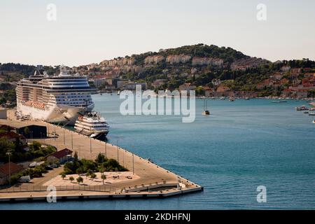 MSC Fantasia Kreuzfahrtschiff im Hafen von Dubrovnik, Dalmatien, Kroatien. Stockfoto