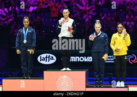 Liverpool, Großbritannien. 06.. November 2022. Bodenmedaillengewinnerinnen: Goldmedaille GADIROVA Jessica (GBR) Silbermedaille CHILES Jordanien (USA) Bronzemedaillen Rebeca Andrade (BRA) und Jade Carey (USA) während der Weltmeisterschaften im Kunstturnen - Apparat Womenâs und Menâs Finals, Gymnastik in Liverpool, Vereinigtes Königreich, November 06 2022 Quelle: Unabhängige Fotoagentur/Alamy Live News Stockfoto
