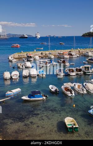 Kleine Boote, Vergnügungsboote und Yachten liegen im Hafen der alten ummauerten Stadt Dubrovnik, Dalmatien, Kroatien. Stockfoto