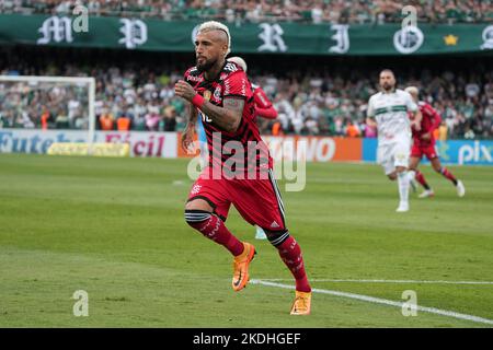 Curitiba, Brasilien. 06.. November 2022. Vidal während Coritiba und Flamengo. Spiel gültig für die 36. Runde der Brasilianischen Meisterschaft 2022. Major Antônio Couto Pereira Stadion in Curitiba, Pr. Kredit: Carlos Pereyra/FotoArena/Alamy Live Nachrichten Stockfoto