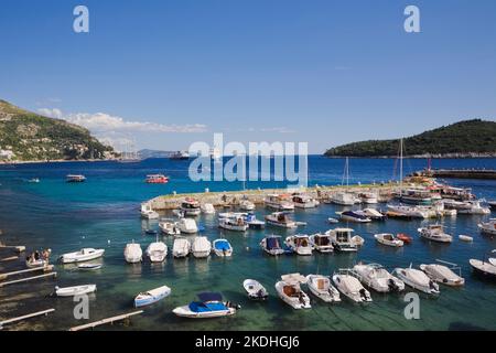 Kleine Boote, Vergnügungsboote und Yachten liegen im Hafen der alten ummauerten Stadt Dubrovnik, Dalmatien, Kroatien. Stockfoto