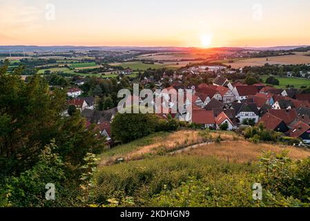 Erhöhter Blick auf die Fachwerkhäuser des Dorfes Schwalenberg im warmen Abendlicht, Teutoburger Wald, Deutschland Stockfoto