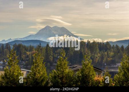 Panoramablick auf Clear Lake, Washington, mit Mount Rainier in der Ferne Stockfoto