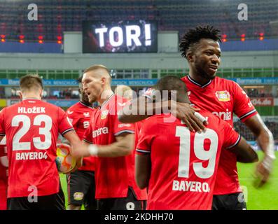 Leverkusen, Nordrhein-Westfalen, Deutschland. 6.. November 2022. Bayer-Leverkusen-Spieler, darunter ADAM HLOZEK (23), ROBERT ANDRICH (8) und EDMOND FAYCIAL TAPSOBA (12, ganz rechts) feiern am 6. November 2022 in der BayArena in Leverkusen das Tor von MOUSSA DIABY (19, Mitte rechts) beim Bundesliga-Spiel Bayer Leverkusen gegen Union Berlin. (Bild: © Kai Dambach/ZUMA Press Wire) Stockfoto