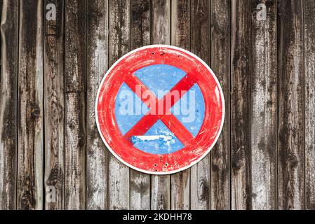 Handbemaltes Schild ohne Parkplatz (Parkverbot) an einer verwitterten Holzwand Stockfoto