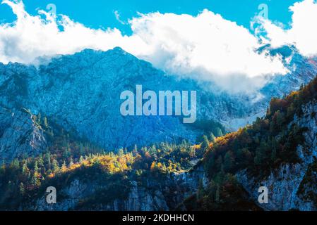 Blick auf die Berggipfel im Logar-Tal oder auf die Logarska dolina, slowenische Alpen. Stockfoto