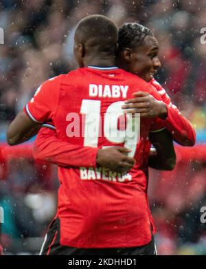 Leverkusen, Nordrhein-Westfalen, Deutschland. 6.. November 2022. Bayer Leverkusen Torschütze MOUSSA DIABY (19, vorne) wird beim Bundesliga-Spiel Bayer Leverkusen gegen Union Berlin in der BayArena in Leverkusen am 6. November 2022 von Teamkollege JEREMIE AGYEKUM FRIMPONG (30, hinten) umarmt. (Bild: © Kai Dambach/ZUMA Press Wire) Stockfoto