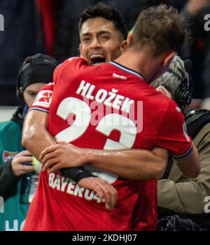 Leverkusen, Nordrhein-Westfalen, Deutschland. 6.. November 2022. Bayer Leverkusen Torschütze NADIEM AMIRI (11, hinten) wird am 6. November 2022 beim Bundesliga-Spiel Bayer Leverkusen gegen Union Berlin in der BayArena in Leverkusen von Teamkollege ADAM HLOZEK (23, vorne) umarmt. (Bild: © Kai Dambach/ZUMA Press Wire) Stockfoto