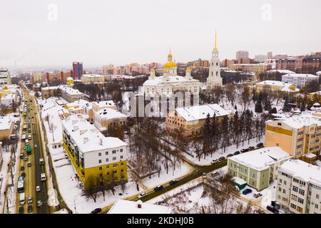 Luftaufnahme der schneebedeckten Penza mit Blick auf die Spassky-Kathedrale Stockfoto