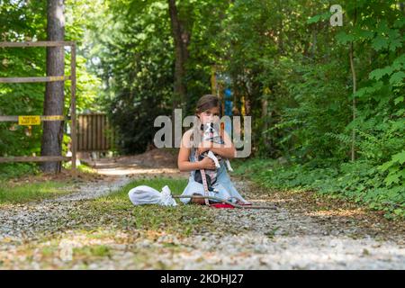 Cornelius, NC, USA. 29.. Juni 2022. Ein obdachloses, hungriges, verlassenes, entlaufenes Kind sucht mit ihrem kleinen Hund nach Nahrung und Unterkunft (Foto: © Walter G. Arce Sr./ZUMA Press Wire)