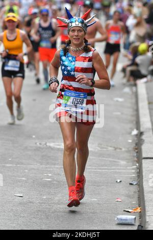 Die Läufer treten beim New York City Marathon 2022 am 06. November 2022 in New York an. Stockfoto