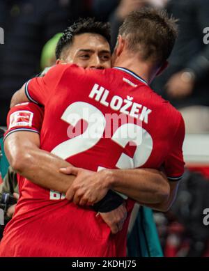 Leverkusen, Nordrhein-Westfalen, Deutschland. 6.. November 2022. Bayer Leverkusen Torschütze NADIEM AMIRI (11, hinten) wird am 6. November 2022 beim Bundesliga-Spiel Bayer Leverkusen gegen Union Berlin in der BayArena in Leverkusen von Teamkollege ADAM HLOZEK (23, vorne) umarmt. (Bild: © Kai Dambach/ZUMA Press Wire) Stockfoto