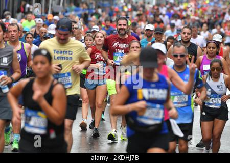 Die Läufer treten beim New York City Marathon 2022 am 06. November 2022 in New York an. Stockfoto