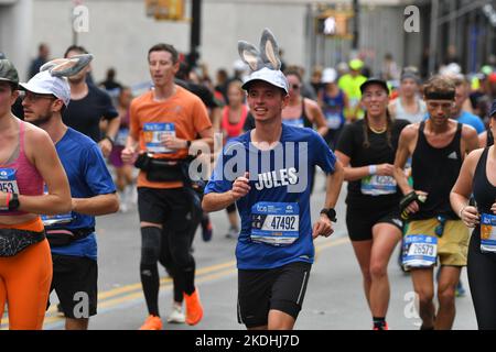 Die Läufer treten beim New York City Marathon 2022 am 06. November 2022 in New York an. Stockfoto