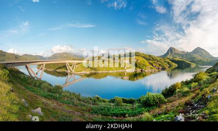 Markante moderne geschwungene, gewundene Betonkastenbrücke, die den Loch A' Chàirn Bhàin in Sutherland überquert. Vor Sonnenuntergang Sommersonne, blauer Himmel und Stockfoto