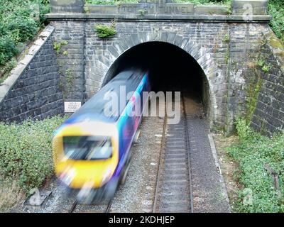 Trans Pennine Züge der Klasse 185, Geschwindigkeit durch Grindleford Station in Totley Tunnel, Derbyshire England British Railway Personenzug, High Speed Blur Hope Valley Line Stockfoto