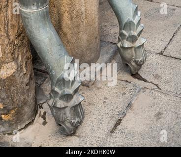 Drainpipe-Drachenköpfe in Alcala de Henares, Spanien Stockfoto