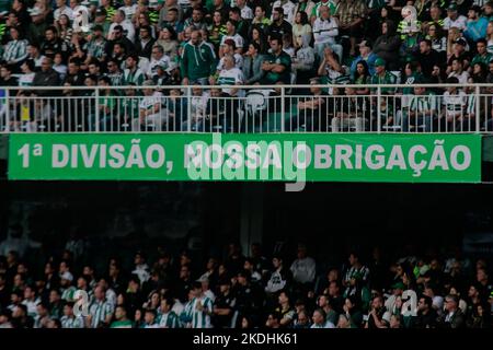 Curitiba, Brasilien. 06.. November 2022. PR - Curitiba - 11/06/2022 - BRASILIANISCHER A 2022, CORITIBA X FLAMENGO - Supporters während eines Spiels zwischen Coritiba und Flamengo im Couto Pereira Stadion für die brasilianische Meisterschaft A 2022. Foto: Gabriel Machado/AGIF/Sipa USA Quelle: SIPA USA/Alamy Live News Stockfoto