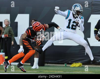 Cincinnati, Usa. 06.. November 2022. Cincinnati Bengals Jessie Bates (30) schlägt Carolina Panthers Shi Smith (12) während der zweiten Spielhälfte im Paycor Stadium am Sonntag, den 6. November 2022 in Cincinnati aus dem Spiel. Ohio Foto von John Sommers II/UPI Kredit: UPI/Alamy Live News Stockfoto