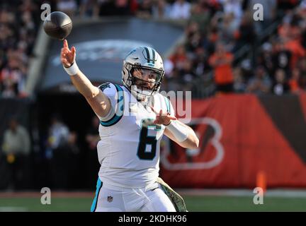 Cincinnati, Usa. 06.. November 2022. Carolina Panthers Quarterback Baker Mayfield (6) wirft in der zweiten Spielhälfte im Paycor Stadium am Sonntag, den 6. November 2022 in Cincinnati unter Druck der Verteidigung von Cincinnati Bengals. Ohio Foto von John Sommers II/UPI Kredit: UPI/Alamy Live News Stockfoto