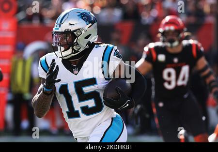 Cincinnati, Usa. 06.. November 2022. Carolina Panthers Breitempfänger Laviska Shenault (15) führt den Fußball gegen die Verteidigung der Cincinnati Bengals während der zweiten Spielhälfte im Paycor Stadium am Sonntag, den 6. November 2022 in Cincinnati. Ohio Foto von John Sommers II/UPI Kredit: UPI/Alamy Live News Stockfoto