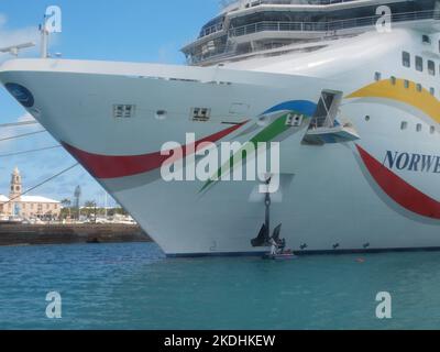 Norwegian Cruise Line-Schiff auf der Royal Navy Dockyard auf der irischen Insel Bermuda. Besatzungsmacht sichtbar und hält riesigen Anker. Stockfoto