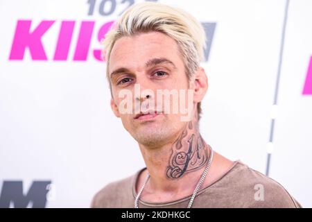 Carson, Usa. 05.. November 2022. (DATEI) Aaron Carter tot um 34 Uhr. Aaron Carter, ein ehemaliger Kinderpoppsänger und jüngerer Bruder von Nick Carter von Backstreet Boys, wurde am 5. November 2022 tot aufgefunden. CARSON, KALIFORNIEN, USA - 13. MAI: Der amerikanische Rapper, Sänger und Schauspieler Aaron Carter (Aaron Charles Carter) kommt zu dem 102,7 KIIS FM's 2017 Wango Tango, der am 13. Mai 2017 im StubHub Center in Carson, Kalifornien, USA, stattfand. (Foto von Xavier Collin/Image Press Agency) Quelle: Image Press Agency/Alamy Live News Stockfoto