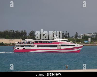 Eine große Fähre fährt in den Hafen von St. George in Bermuda ein. Diese Fähre wird von der Norwegian Cruise Line für Passagierkonnivenz zur Verfügung gestellt. Stockfoto