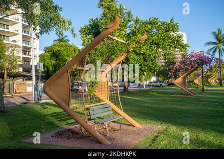 Blick auf die Bicentennial Park Bänke mit Flak-Gewehrdesign. Der Bicentennial Park, auch Esplanade genannt, ist eine große Parklandschaft Stockfoto