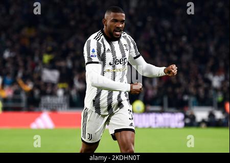 Turin, Italien. 06. November 2022. Gleison Bremer von Juventus FC feiert während des Serie A Fußballspiels zwischen Juventus FC und FC Internazionale. Kredit: Nicolò Campo/Alamy Live Nachrichten Stockfoto