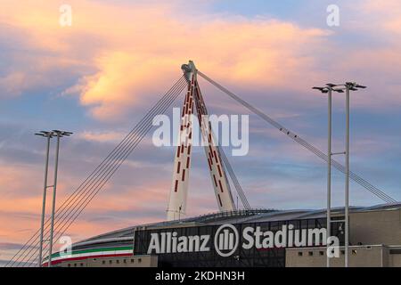 Turin, Italien. 06. November 2022. Die Gesamtansicht des Allianz Stadions ist vor dem Fußballspiel der Serie A zwischen Juventus FC und FC Internazionale zu sehen. Kredit: Nicolò Campo/Alamy Live Nachrichten Stockfoto