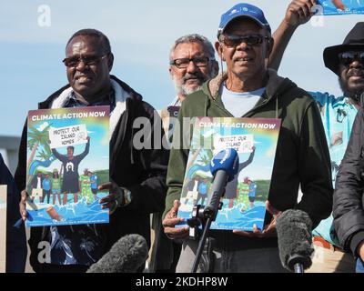 Torres Strait Islanders versammeln sich zur Eröffnung des Jahres COP27 vor dem Parlamentsgebäude, um ihre Geschichten zu erzählen und die australische Regierung zu fordern, Maßnahmen zu ergreifen, um die Emissionen auf das 1,5-Grad-Ziel zu begrenzen, das im Pariser Abkommen vereinbart wurde.Quelle: Leo Bild/Alamy Live News Stockfoto