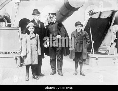 Ein Foto von US-Präsident Calvin Coolidge und seinen beiden Söhnen John (rechts) und Calvin Jr. Calvin Jr aus dem Jahr 1915 sollte im Alter von 16 Jahren sterben, Durch Sepsis und Blutvergiftung nach einer Infektion in einem Blister auf seinen Zehen, die er vom Tennisspielen ohne Socken bekam. Präsident Coolidge vergab sich nie für den Tod seines jüngsten Sohnes. Stockfoto