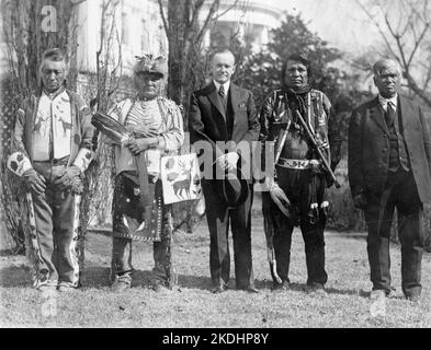 Indianische Osage-Männer mit Calvin Coolidge, nachdem er das Gesetz unterzeichnet hatte, das Native Americans die US-Staatsbürgerschaft gewährt Stockfoto