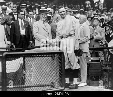 Präsident Calvin Coolidge schüttelt sich am 18. Juni 1925 mit dem legendären Pitcher Walter Johnson der Washington Senators im Griffith Stadium die Hände Stockfoto