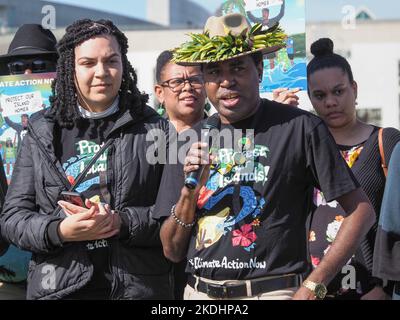 Torres Strait Islanders versammeln sich zur Eröffnung des Jahres COP27 vor dem Parlamentsgebäude, um ihre Geschichten zu erzählen und die australische Regierung zu fordern, Maßnahmen zu ergreifen, um die Emissionen auf das 1,5-Grad-Ziel zu begrenzen, das im Pariser Abkommen vereinbart wurde.Quelle: Leo Bild/Alamy Live News Stockfoto