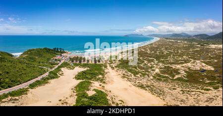 Luftaufnahme des ökologischen Dünenparks in Florianopolis, Brasilien Stockfoto