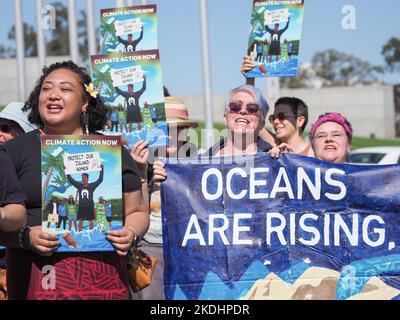 Torres Strait Islanders versammeln sich zur Eröffnung des Jahres COP27 vor dem Parlamentsgebäude, um ihre Geschichten zu erzählen und die australische Regierung zu fordern, Maßnahmen zu ergreifen, um die Emissionen auf das 1,5-Grad-Ziel zu begrenzen, das im Pariser Abkommen vereinbart wurde.Quelle: Leo Bild/Alamy Live News Stockfoto