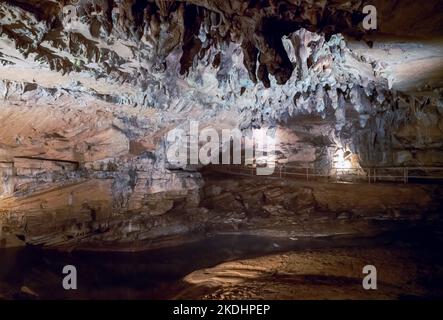 Unterirdischer Fluss in der Cascade Höhle im Carter Caves State Park in Kentucky Stockfoto