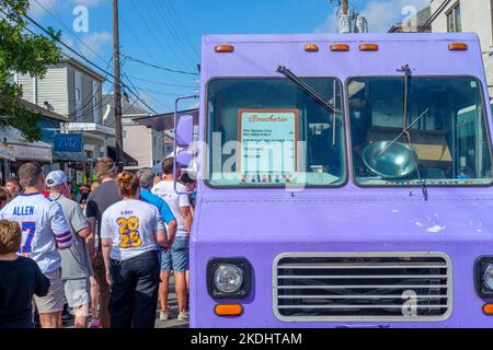 NEW ORLEANS, LA, USA - 6. NOVEMBER 2022: Boucherie Foodtruck parkte auf der Oak Street und das vielfältige Publikum während des kostenlosen Oak Street Po-Boy Festivals Stockfoto