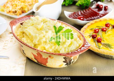 Kartoffelpüree am festlichen Esstisch für Thanksgiving. Stockfoto